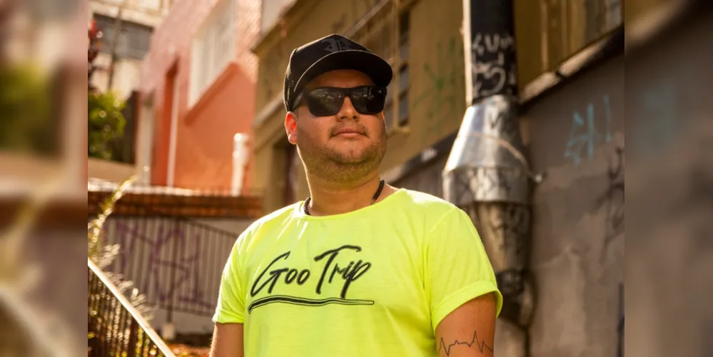 Juliano Carneiro lança o novo clipe "Declaração" nesta terça para celebrar o dia do Samba