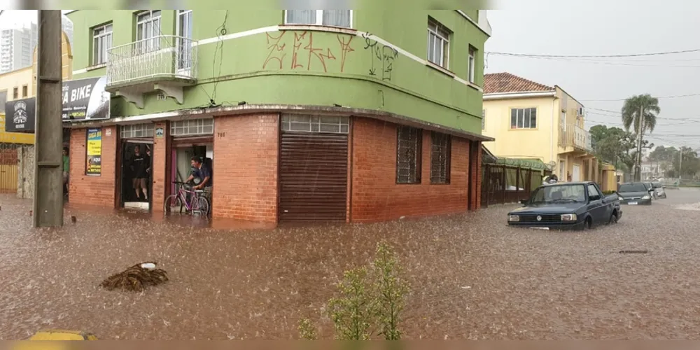 Imagem ilustrativa da imagem Temporal alaga ruas e causa transtornos em PG