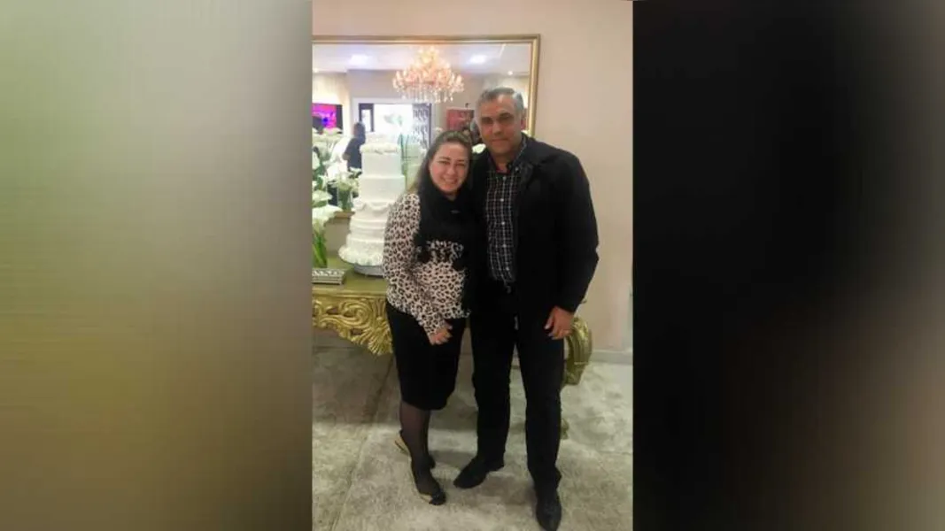 TROCA DE IDADE - Sonia Roth celebra nesta terça-feira (5), a passagem do seu aniversário. Sonia que é uma das mulheres atuantes da sociedade participa com generosidade de várias causas beneficentes. No registro, Sonia e seu marido Edílson Roth. Da coluna RC os votos de alegrias e saúde.