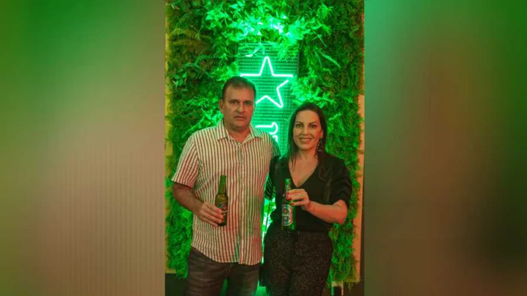 NIVER - O conceituado cardiologista Marcelo Valadão Ferreira de Carvalho celebrou na última segunda-feira (4), a passagem de seu aniversário. No registro especial, Marcelo ao lado de sua esposa, a também respeitada médica Ana Paula Costa Pádua de Carvalho. Da Coluna RC os votos de saúde e alegrias. 