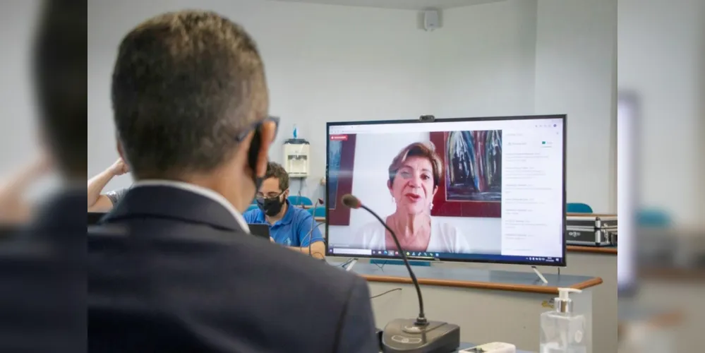 Durante o evento, o reitor Miguel Sanches Neto parabenizou institucionalmente a professora Elizabeth Schmidt pela eleição recente para a Prefeitura Municipal. 