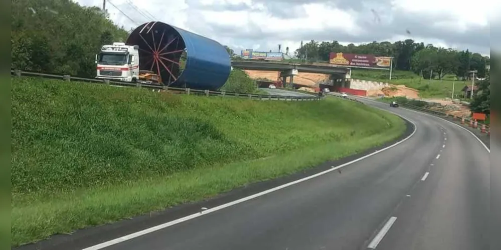 Serão necessários duas faixas da rodovia para a passagem dos cilindros industriais