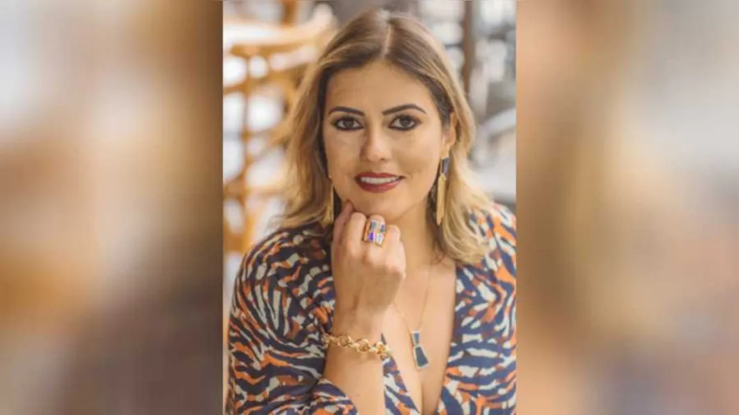 FELICITAÇÕES – A empresária Egle Jiane A. Biersteker receberá os cumprimentos pela passagem de seu aniversário nesta sexta-feira (15). Egle é formada em Direito, soma seu vasto conhecimento na área de direito imobiliário desde 2009 junto a marca Ademilar Administradora de Consórcios S/A para a região dos Campos Gerais, como empresária licenciada Ademicon. Como profissional alcançou nos últimos quatro anos consecutivos resultados para a marca que representa estando entre os 30 melhores empresários do Brasil.  Da coluna RC os votos de alegrias e sucesso. 