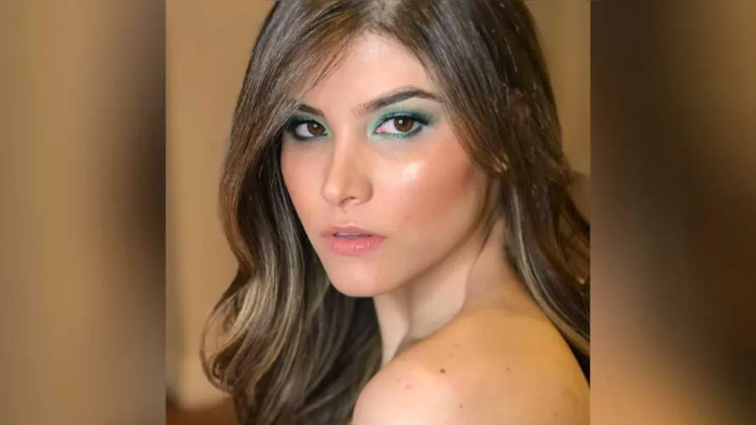 NOVO CICLO - A jovem Caroline Scheffer dispensa apresentações. É uma das mais badaladas e bem nascidas da cidade, e empresta sua beleza clássica para a coluna RC de hoje. A bela será muito cumprimentada nesta sexta-feira (15), pela passagem de seu aniversário. Da coluna RC os desejos de muitas alegrias e sucesso.