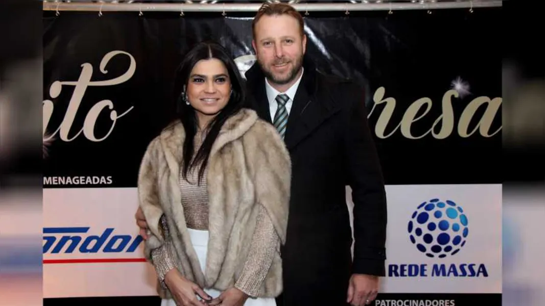 BRINDE A VIDA - Gisah da Cunha Martins, dona de uma beleza inconteste e de uma finesse que vem de berço, celebra seu aniversário nesta sexta-feira (15) na intimidade familiar. No registro especial, Gisah e seu marido, o empresário Rodrigo Baron Martins. Da coluna RC os votos de prosperidade e alegrias.