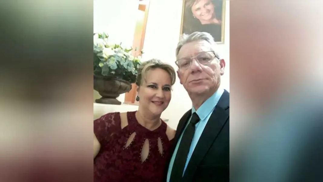 TROCA DE IDADE – A professora Marines Medeiros Rodrigues receberá as felicitações pela passagem de seu aniversário nesta sexta-feira (15). No registro, Marines e seu marido o também professor, José Agnaldo Rodrigues. Da coluna RC os votos de felicidades e sucesso