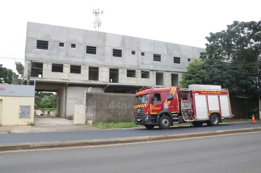 Vítima foi socorrida no local e levada até a Santa Casa de Misericórdia
