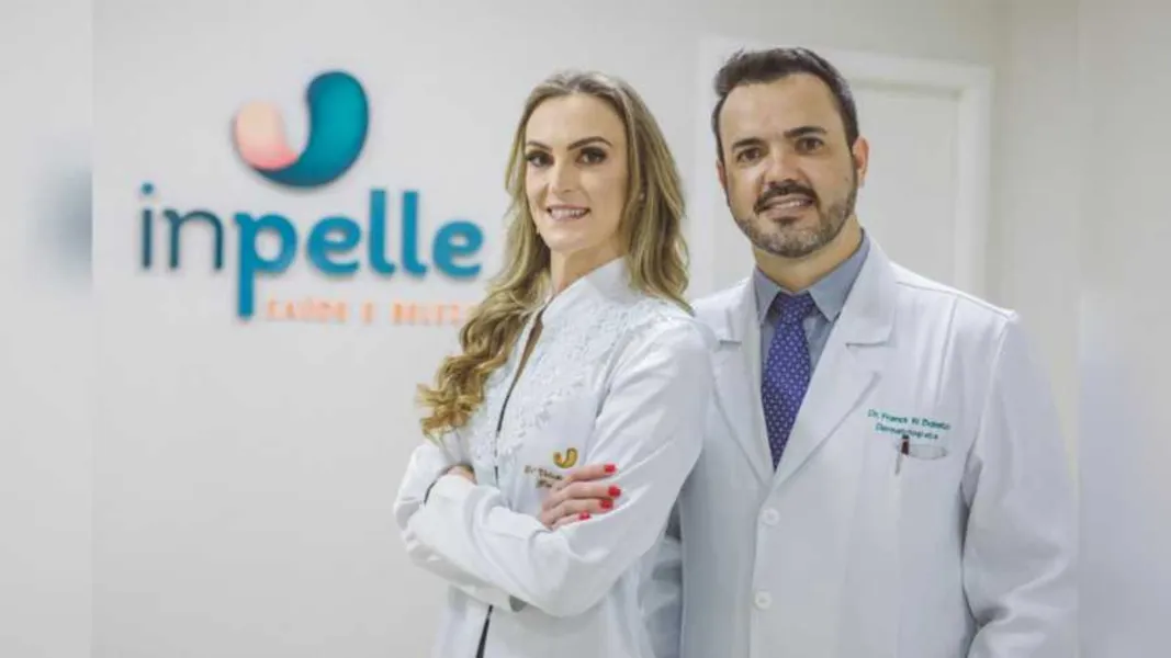 INPELLE - A clínica Inpelle Saúde e Beleza, localizada no Palladium Shopping, comandada pelo médico dermatologista Franck Bobato e a fisioterapeuta Valeska Bobato completou na última sexta-feira (15), seu quinto ano de trabalho em nossa cidade. A Inpelle com sua equipe de profissionais tem a cada dia conquistado novos pacientes sendo assim referência no setor, sempre mantendo a essência que se resume em qualidade no atendimento, modernidade e principalmente e mais importante, a humanidade. Essa tríade tem construído a reputação impecável da Inpelle. Da coluna RC os votos de constante sucesso a toda dedicada equipe de profissionais.