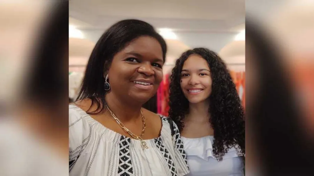 Sofia N. Czelusniak recebeu as felicitações pela passagem de seu aniversário na última quarta – feira (3). No registro, Sofia e sua mãe Rosemery Czelusniak. Da coluna RC os votos de felicidades e prosperidade