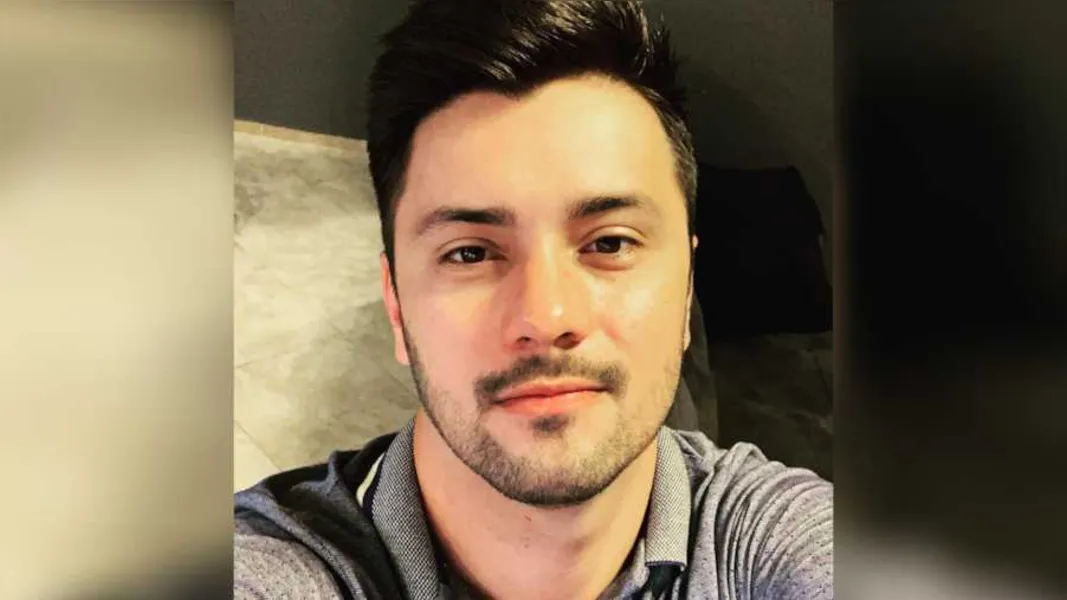 Raphael Lovato será muito cumprimentado pela passagem de seu aniversário nesta quinta-feira (4). Raphael que responde pela Clínica Lovato Odontologia Especializada que completa seu primeiro ano de atuação, vem se destacando pelo seu comprometimento e profissionalismo. Da coluna RC os votos de alegrias e sucesso