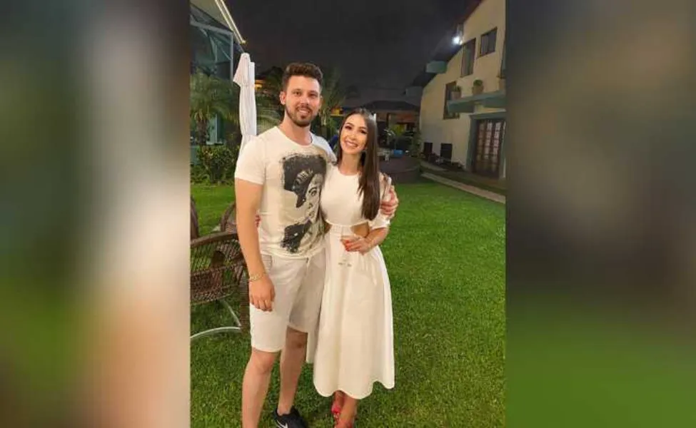 Felicitações – Carlos Junior receberá as felicitações pela passagem de seu aniversário na próxima segunda-feira (1). No registro, Carlos Junior e sua namorada Leticia Staroi. Da coluna RC os votos de sucesso e alegrias.