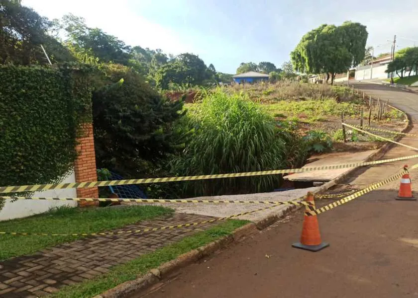 Dois desmoronamentos são registrados neste domingo