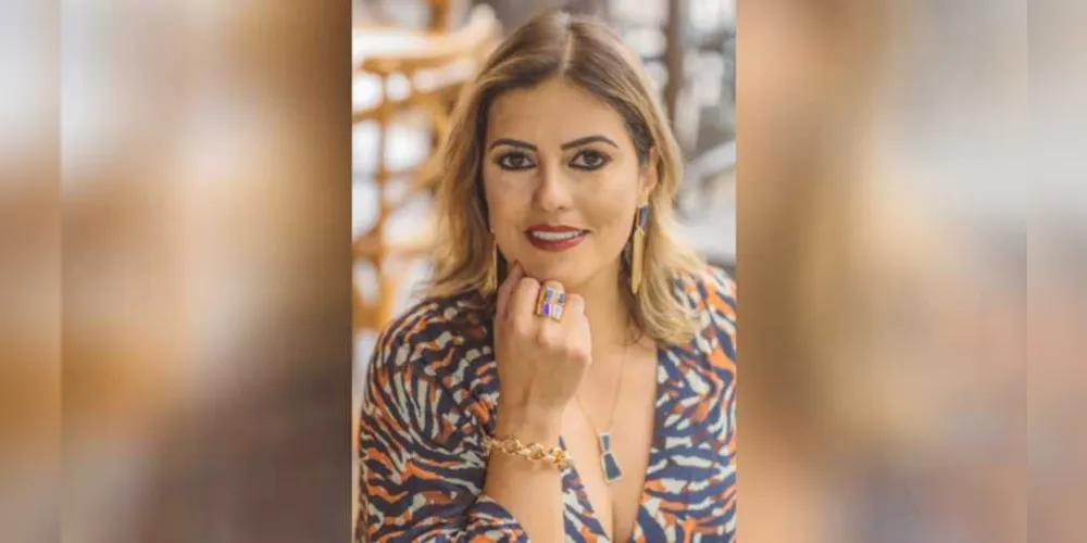 FELICITAÇÕES – A empresária Egle Jiane A. Biersteker receberá os cumprimentos pela passagem de seu aniversário nesta sexta-feira (15). Egle é formada em Direito, soma seu vasto conhecimento na área de direito imobiliário desde 2009 junto a marca Ademilar Administradora de Consórcios S/A para a região dos Campos Gerais, como empresária licenciada Ademicon. Como profissional alcançou nos últimos quatro anos consecutivos resultados para a marca que representa estando entre os 30 melhores empresários do Brasil.  Da coluna RC os votos de alegrias e sucesso. 