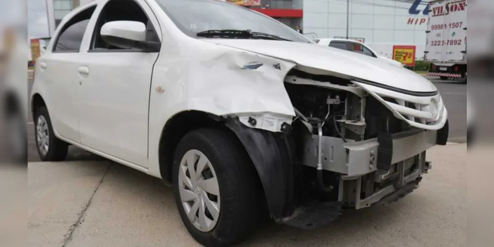 Imagem ilustrativa da imagem Acidente envolve carro e moto na Carlos Cavalcanti