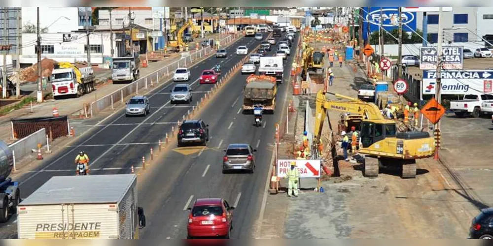 A Avenida Souza Naves tem duas frentes de obras, sendo uma delas próxima ao Jardim Sabará