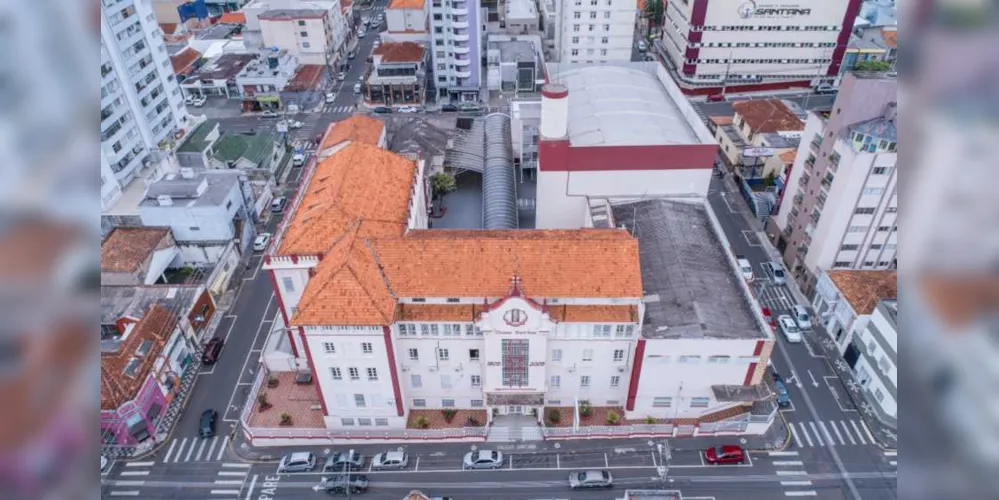 A escola irá adotar o modelo híbrido, que mescla conteúdos on-line e aulas presenciais, com o objetivo de evitar a propagação da Covid-19.