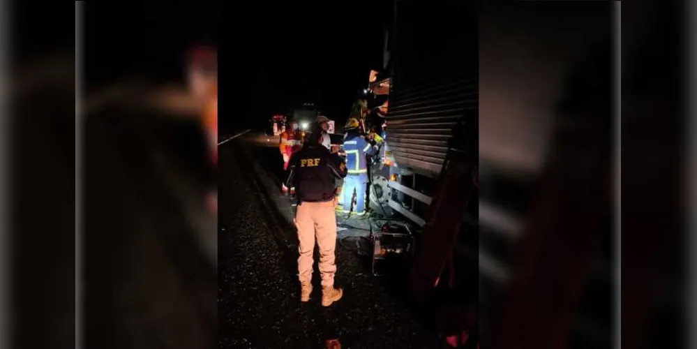 Imagem ilustrativa da imagem Motorista fica preso às ferragens após acidente na BR-376 em PG