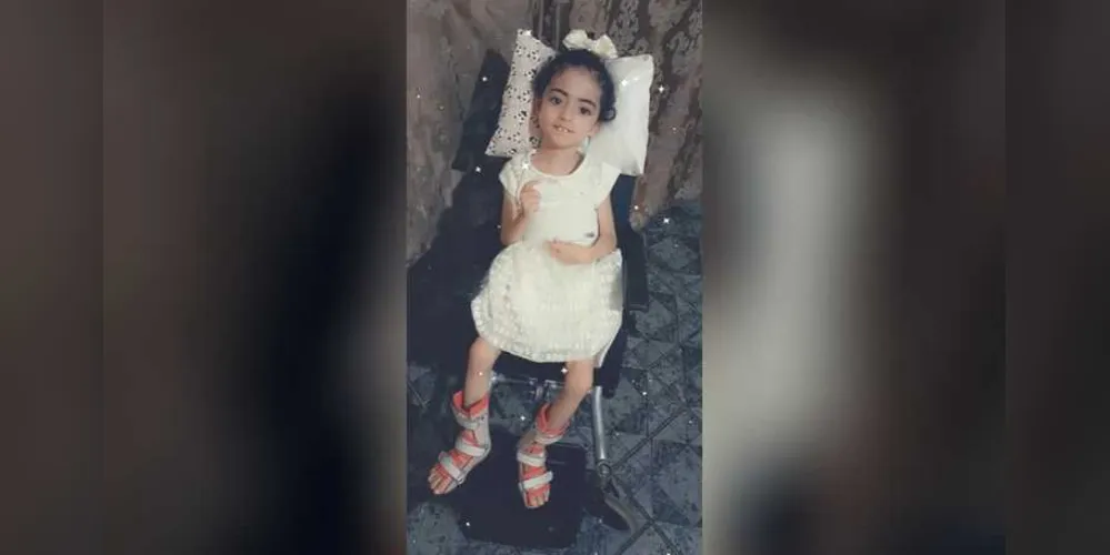 Maria Vitória utiliza uma cadeira de rodas, que está ficando pequena e causando problemas em sua coluna