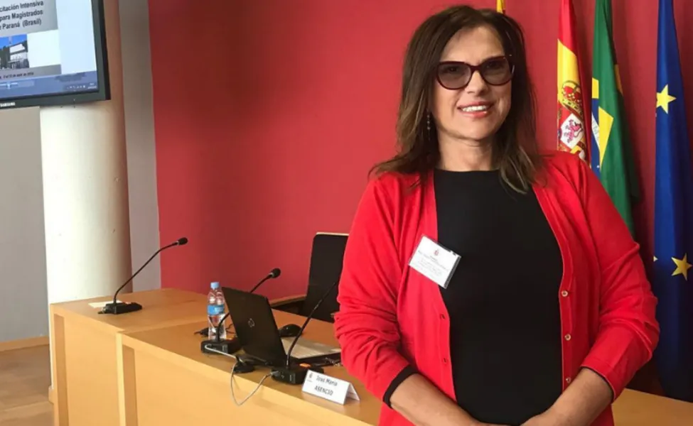 Felicitações - A Juíza da Vara da Infância e Juventude e diretora do Fórum Estadual de Ponta Grossa Noeli Tavares Reback, nesta quinta-feira (16), brinda a chegada de seu aniversário. Noeli com seu trabalho sério é comprometida sempre com o melhor para sociedade, desenvolvendo um papel fundamental na parte social em nossa cidade. Da coluna RC os votos de prosperidade e sucesso!