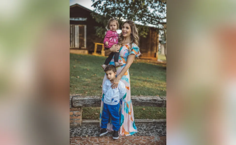Ana Augusta Fruet Lupion Thomé Guimarães e seus filhos Alexandre e Maria Eduarda Fruet Lupion Thomé Guimarães