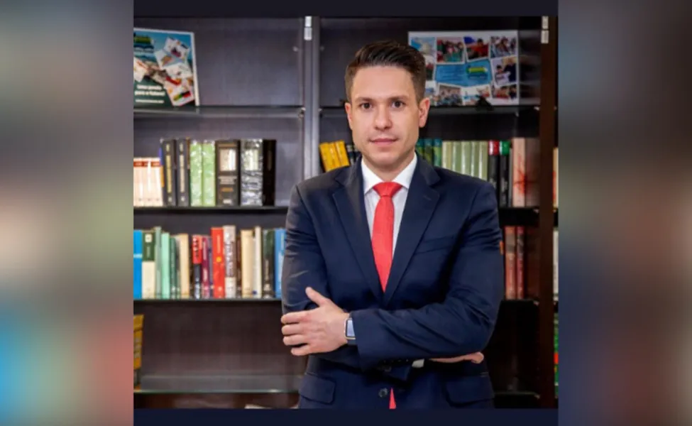 Novo ciclo - Marcus Freitas receberá as felicitações pela troca de idade nesta quinta-feira (16). Marcus atualmente exerce o cargo de diretor jurídico da Administração dos Portos de Paranaguá e Antonina (APPA). Da coluna RC os votos de sucesso e alegrias.