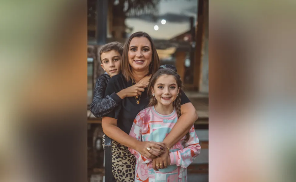 Michele Cação Ribeiro e seus filhos Lorenzo e Larissa Ribeiro Mauro