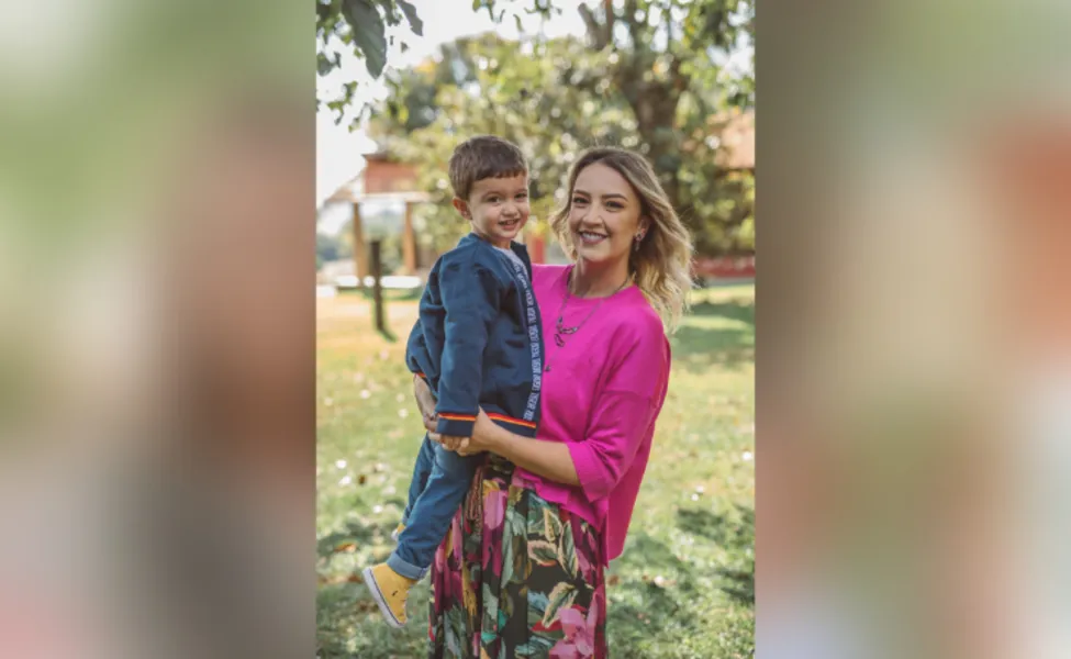 Caroline Michelotto Pereira Alves e seu filho Caio Pereira Alves