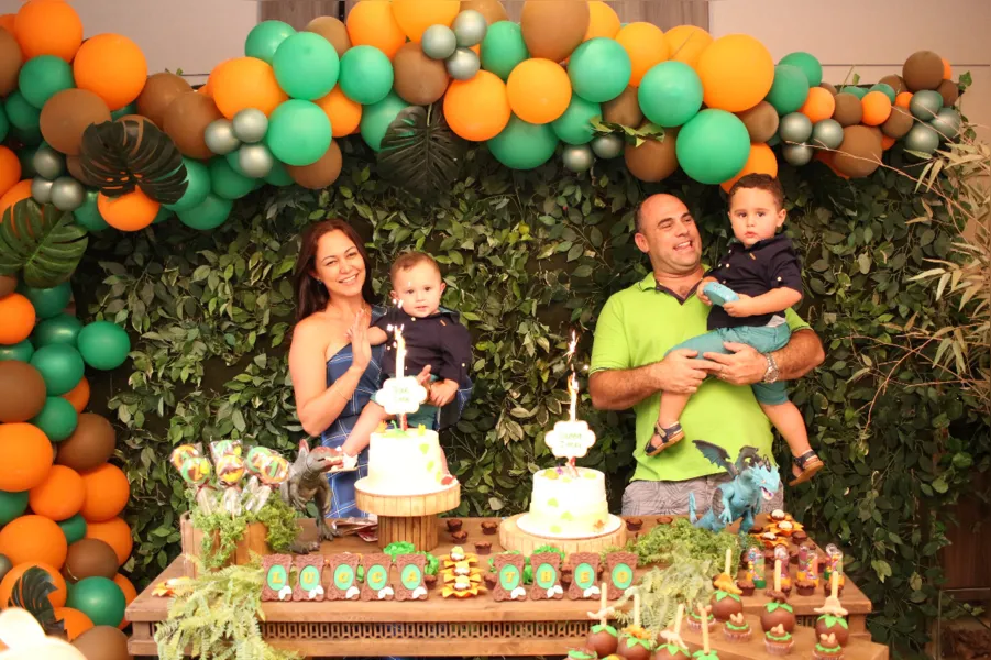 Novo ciclo - Felippe Vargas será muito cumprimentado pela passagem de seu aniversário nesta quarta-feira (12). Felippe que atua em vários empreendimentos na nossa cidade, celebra a data ao lado de sua esposa Fernanda Vargas e dos seus filhos Lucca e Theo. Da coluna RC os votos de alegrias e sucesso. 