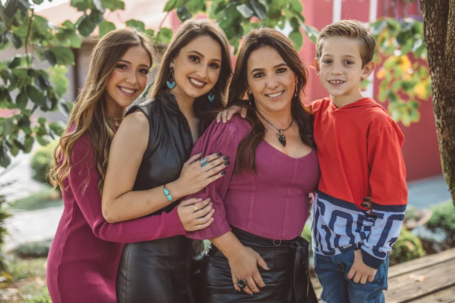 Renata Schimaneski e seus filhos Maria Eduarda, Maria
Antonia e Enzo Schimaneski