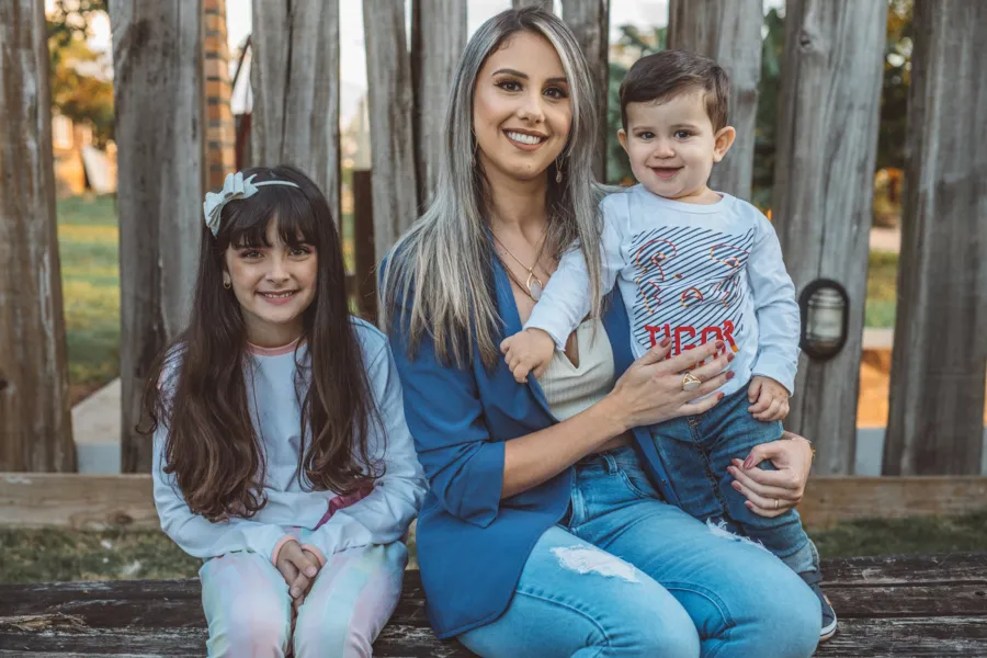 Janaina Cristina Chirigatti Schmutz da Silva e seus filhos Lorenzo Chirigatti da Silva e Giovana Merlo da Silva