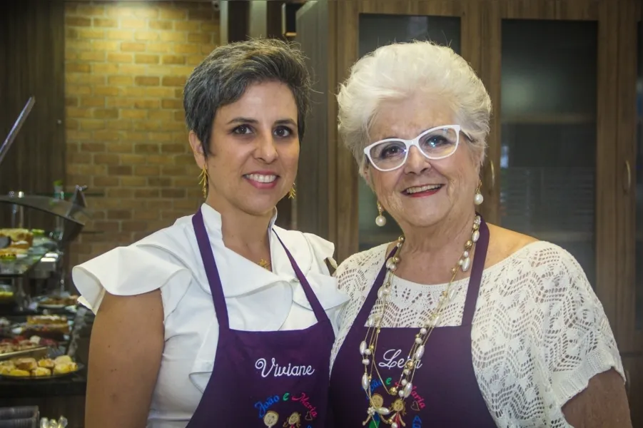 Bday - Viviane Weingärtner foi muito cumprimentada pela troca de idade na última terça-feira (11). No registro, Viviane com sua mãe Leda Weingärtner. Da coluna RC os votos de realizações e alegrias. 
