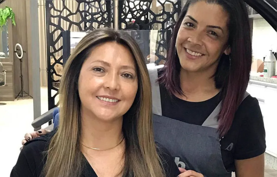 REGISTRO - No registro, Telma Santos conceituada profissional do salão Menina Bonita com a cliente Simone Wachholz . Telma tem a cada dia conquistado e fidelizado suas clientes pelas suas técnicas inovadoras.