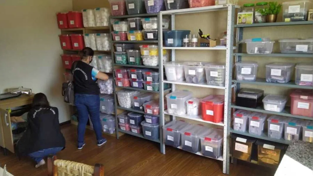 Segundo as autoridades, o local funcionava sem autorização da Vigilância Sanitária. Abordagem ocorreu nesta sexta-feira (12)