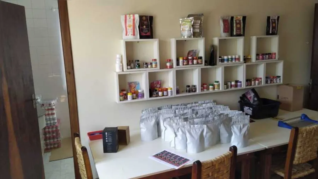 Segundo as autoridades, o local funcionava sem autorização da Vigilância Sanitária. Abordagem ocorreu nesta sexta-feira (12)