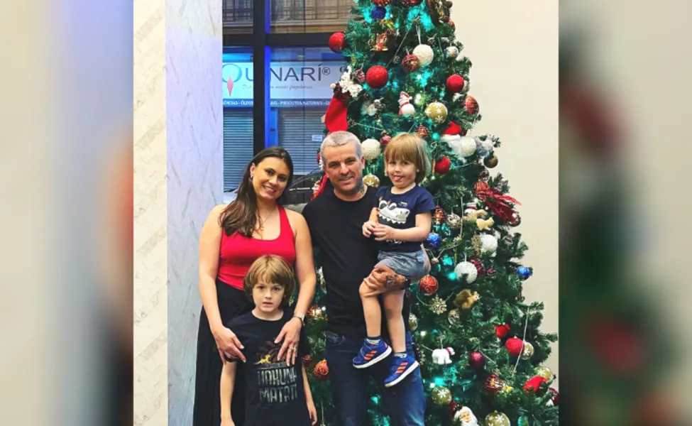 Novo ciclo - O empresário Marco Aurélio Trobia receberá as felicitações pela troca de idade, nesta quarta-feira (24). No registro, Marco, sua esposa Bianca e seus filhos João Pedro e Artur. Da coluna RC os votos de realizações.