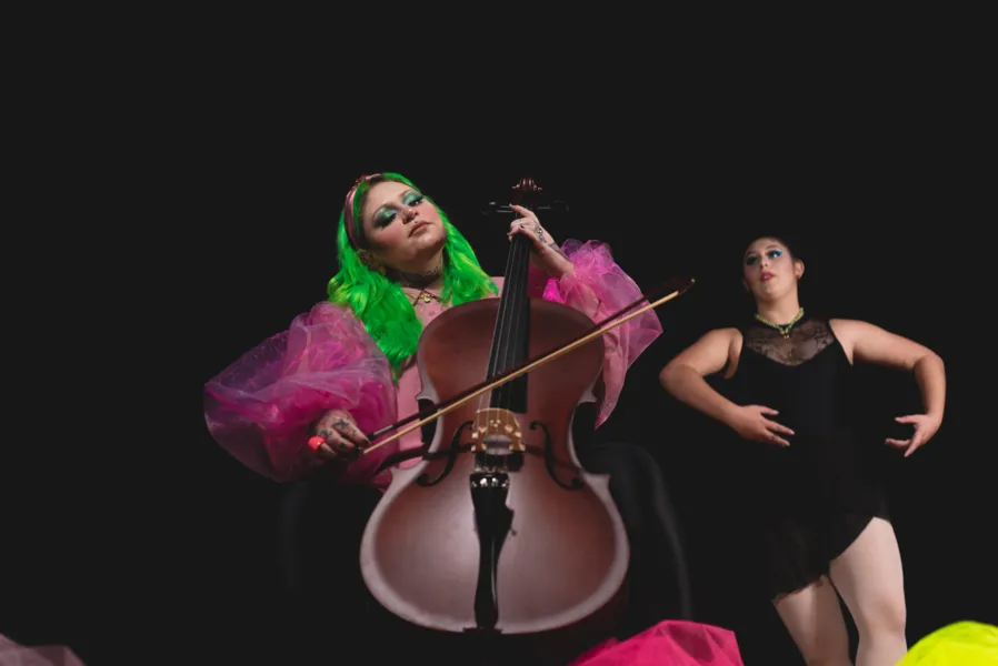 A partir da meia-noite (do dia 5 de abril para dia 6 de abril) as músicas estarão disponíveis em todas as plataformas digitais como Spotify e Deezer.