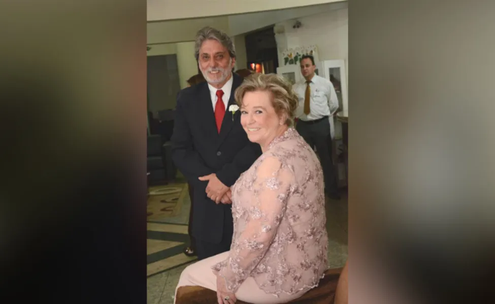 Niver – Jorge Cristiano Ferraro Nunes será cumprimentado pela chegada de seu aniversário nesta sexta-feira (9). Jorge é professor de Educação Física, comentarista esportivo, sendo respeitado por seu trabalho em nossa cidade e tendo reconhecimento pelo seu importante papel para o esporte do Paraná. No registro especial, Jorge e sua esposa Enir Elaine Torres Nunes. Da coluna RC os votos de realizações infinitas.