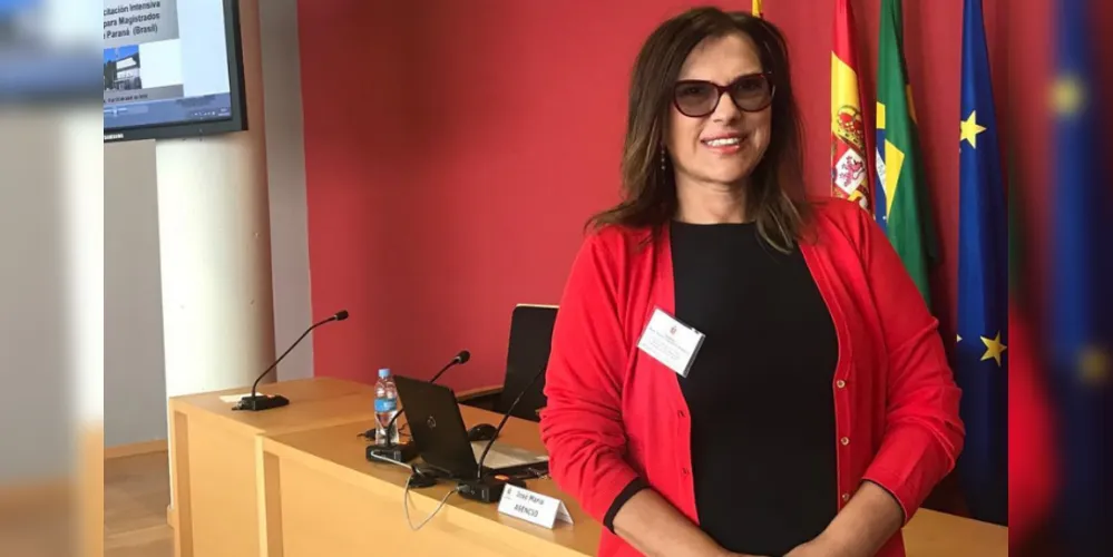 Felicitações - A Juíza da Vara da Infância e Juventude e diretora do Fórum Estadual de Ponta Grossa Noeli Tavares Reback, nesta quinta-feira (16), brinda a chegada de seu aniversário. Noeli com seu trabalho sério é comprometida sempre com o melhor para sociedade, desenvolvendo um papel fundamental na parte social em nossa cidade. Da coluna RC os votos de prosperidade e sucesso!