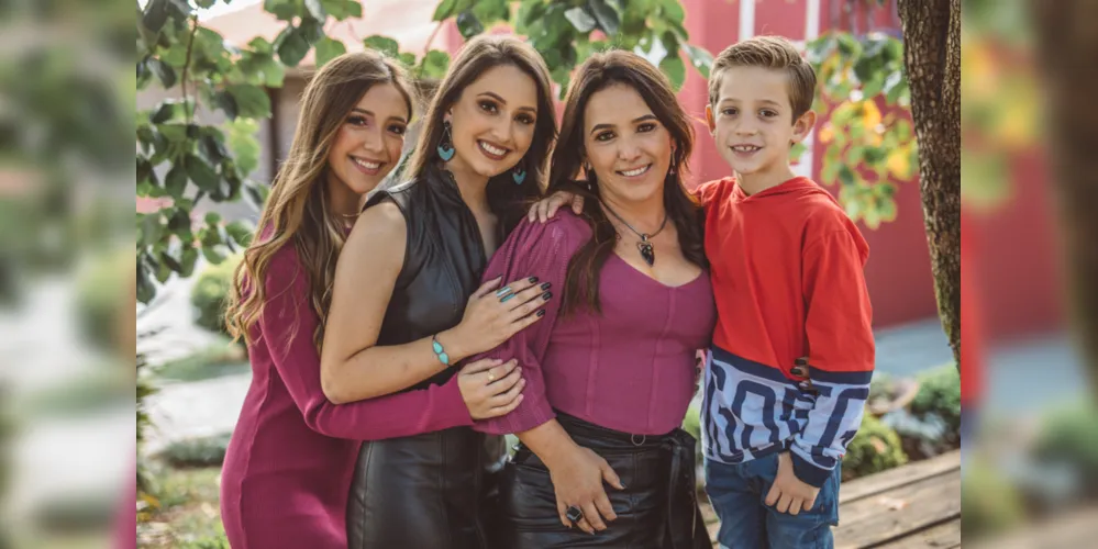 Renata Schimaneski e seus filhos Maria Eduarda, Maria
Antonia e Enzo Schimaneski
