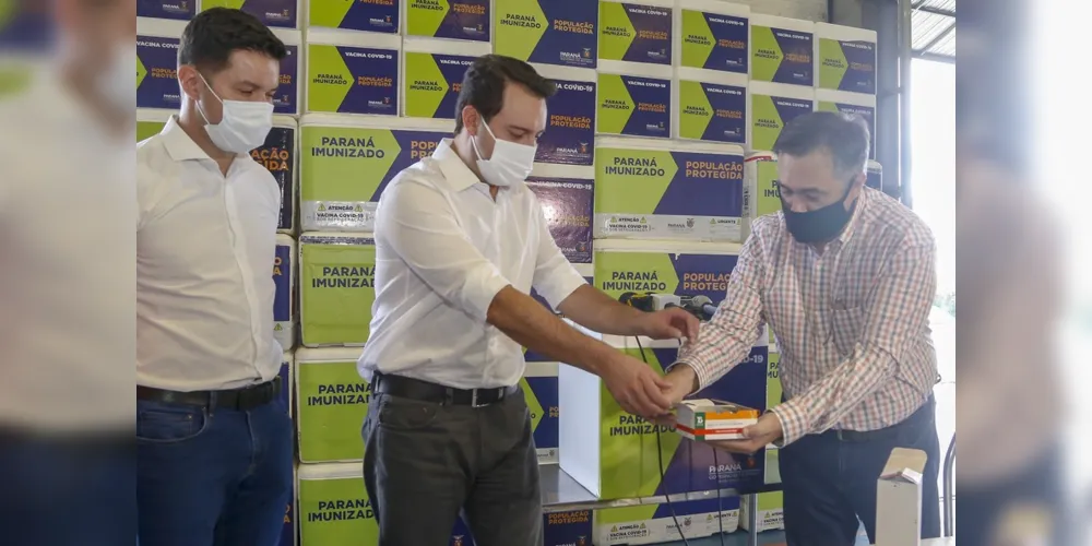 08.04.2021 - Governador Carlos Massa Ratinho Junior com Secretário da saúde Beto Preto
distribuição 12 lote de vacinas no Paraná
Foto Gilson Abreu/AEN