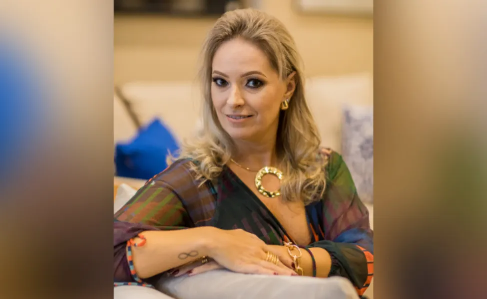 FELICITAÇÕES - Luciane Nunes Freitas dos Santos é uma das aniversariantes deste sábado (5). Luciane circula pelos principais eventos sociais de nossa cidade, sempre esbanjado simpatia e elegância. Da coluna RC os votos de alegrias e plenitude nessa data festiva! 