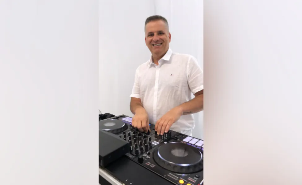 FELICITAÇÕES - O DJ mais badalado dos Campos Gerais reserva a terça-feira (10), para celebrar a troca de idade. Mauricio Cury, requisitado para os maiores eventos empresariais e sociais da região, Mauricio tem se reinventado em meio à pandemia sempre trazendo lançamentos e novidades para seus seguidores. Fruto de um trabalho impecável e de uma dedicação intensa Mauricio coleciona elogios por onde se apresenta. Da coluna RC os votos de muitas realizações e alegrias!