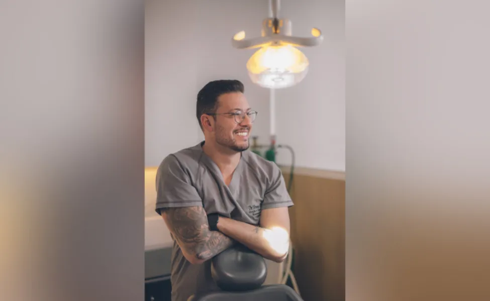 Dr. Bruno Henrique de Oliveira é Cirurgião Dentista graduado pela Universidade Federal de Santa Catarina, especialista em Cirurgia e Traumatologia Bucomaxilofacial