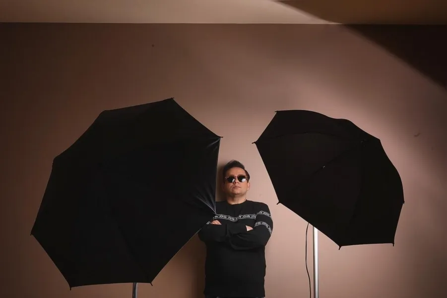 LANÇAMENTO - Ao lançar um livro, todo escritor deveria levar em conta o antigo ditado popular que diz que, para que a vida de alguém seja completa, é necessário levar à prática mais duas ações: ter um filho e plantar uma árvore. Como a ordem dos fatores não altera o produto, não importa a sequência das ações – o importante é realizá-las. Então virá aí um livro meu, coletânea das experiências pessoais, reflexões e momentos divididos com meus leitores que coroam meus 42 anos de vida, dos quais 17 anos foram dedicados ao colunismo social e os últimos 6 a minha coluna aqui no Jornal da Manhã e no portal aRede. O material estará saindo do forno no final de setembro, e em breve eu compartilho informações com vocês. Para dar um gostinho de quero mais, a sessão de fotos que rolou para a capa tendo os registros do mestre Laertes Soares.