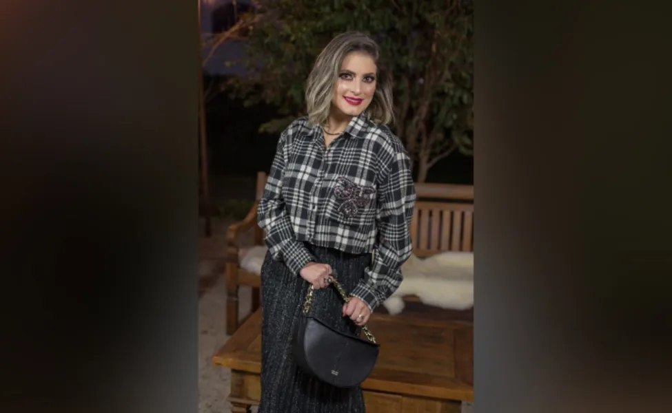 NIVER – A advogada Priscilla Garbelini Jaronski será muito
cumprimentada nesta quinta-feira (15), pela passagem de seu aniversário. No amor e nos negócios Priscila brinda o sucesso, ao lado de seu marido Juliano Jaronski e da doce Maite. Da coluna RC os votos de felicidades infinitas.