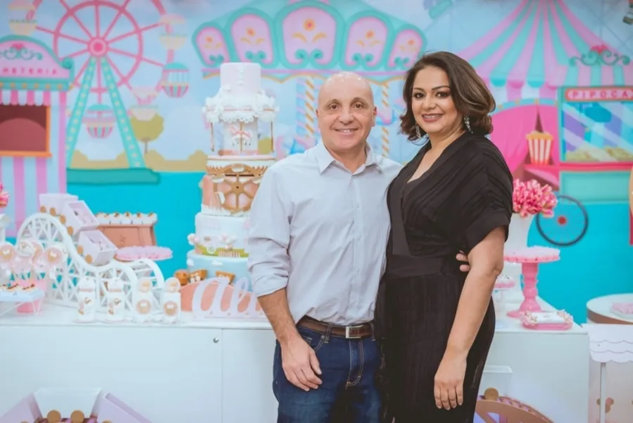 BDAY - Hindra Batista Rosas receberá as felicitações pela chegada de seu aniversário na próxima segunda-feira (2). No registro Hindra e seu marido Celso Batista Rosas. Da coluna RC os votos de alegrias e sucesso.