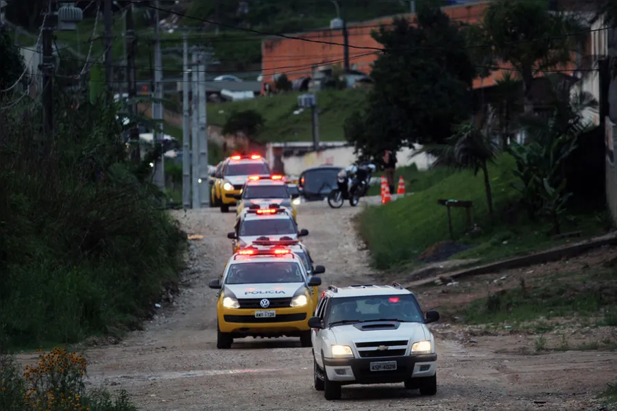 Nos últimos 23 dias, as equipes de unidades da Polícia Militar localizaram 564 pessoas com mandados de prisão (adultos) e de busca e apreensão em aberto (adolescentes) em todo o estado. Somente na Capital, 104 pessoas foram encaminhadas. O esforço da Polícia Militar em localizar e encaminhar pessoas foragidas da justiça desencadeou a Operação Báratro, coordenada pelo Centro de Inteligência da Corporação, para reduzir índices de crimes e proporcionar mais segurança à população.  -  Curitiba, 29/07/2021  -  Foto: SESP-PR