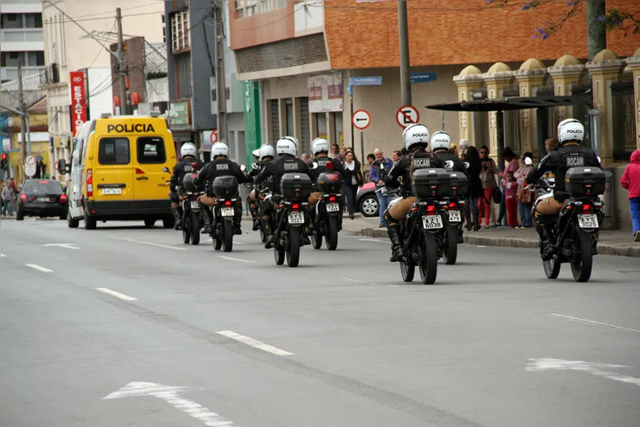 Nos últimos 23 dias, as equipes de unidades da Polícia Militar localizaram 564 pessoas com mandados de prisão (adultos) e de busca e apreensão em aberto (adolescentes) em todo o estado. Somente na Capital, 104 pessoas foram encaminhadas. O esforço da Polícia Militar em localizar e encaminhar pessoas foragidas da justiça desencadeou a Operação Báratro, coordenada pelo Centro de Inteligência da Corporação, para reduzir índices de crimes e proporcionar mais segurança à população.  -  Curitiba, 29/07/2021  -  Foto: SESP-PR