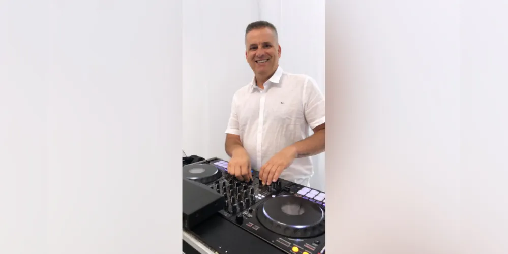 FELICITAÇÕES - O DJ mais badalado dos Campos Gerais reserva a terça-feira (10), para celebrar a troca de idade. Mauricio Cury, requisitado para os maiores eventos empresariais e sociais da região, Mauricio tem se reinventado em meio à pandemia sempre trazendo lançamentos e novidades para seus seguidores. Fruto de um trabalho impecável e de uma dedicação intensa Mauricio coleciona elogios por onde se apresenta. Da coluna RC os votos de muitas realizações e alegrias!