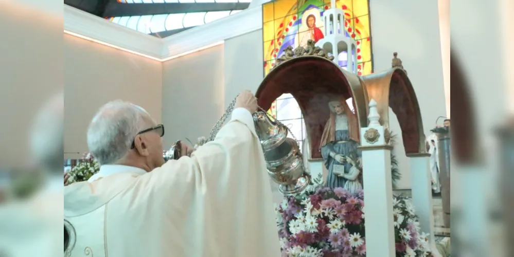 O bispo Dom Sergio celebra a missa solene na segunda-feira, dia 26